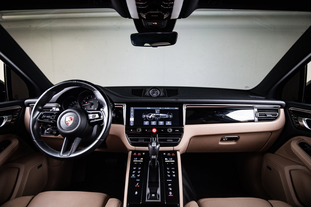 Certified 2024 Porsche Macan AWD/4WD image 25