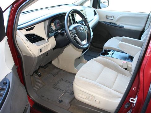 Used 2017 Toyota Sienna LE w/ Protection Package FWD image 12