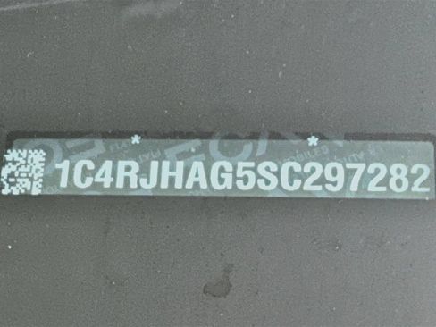 Certified 2025 Jeep Grand Cherokee Altitude AWD/4WD image 29
