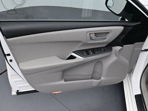 Used 2015 Toyota Camry LE FWD image 9
