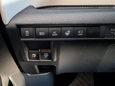 Certified 2023 Toyota Sienna Platinum image 18