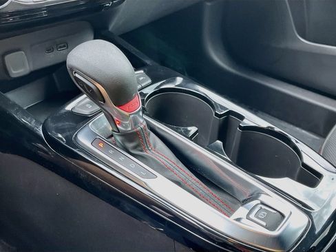 Used 2025 Chevrolet Trax RS FWD image 16