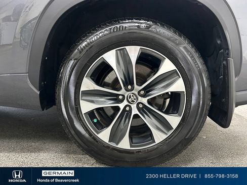 Used 2020 Toyota Highlander XLE AWD/4WD image 14