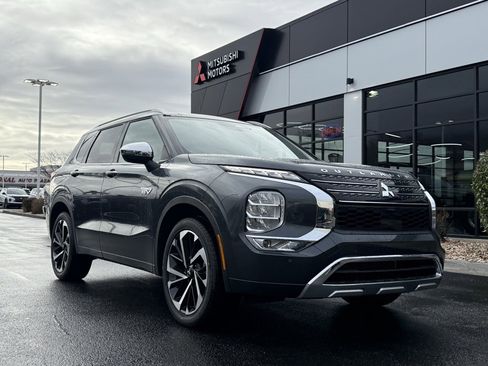 Used 2025 Mitsubishi Outlander SEL image 1