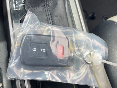 Used 2022 Toyota Tacoma TRD Off-Road image 13