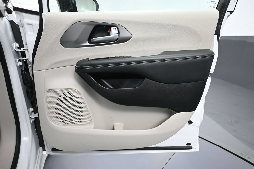 Used 2024 Chrysler Pacifica Touring-L FWD image 36