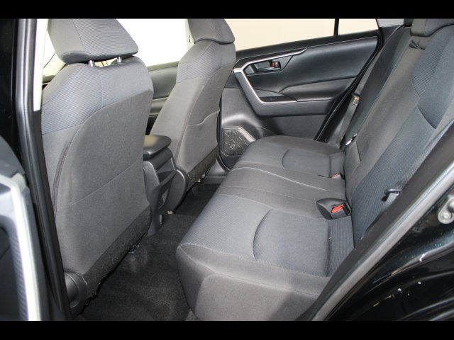 Used 2019 Toyota RAV4 LE FWD image 13