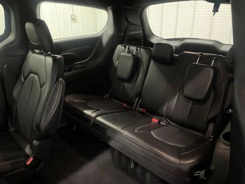 Used 2025 Chrysler Pacifica Select FWD image 16