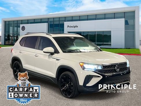 Certified 2022 Volkswagen Taos SE w/ Panoramic Sunroof Package image 3