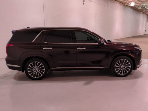Used 2023 Hyundai Palisade Calligraphy image 2