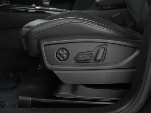 Used 2024 Audi Q5 e Premium Plus w/ Premium Plus Package image 24