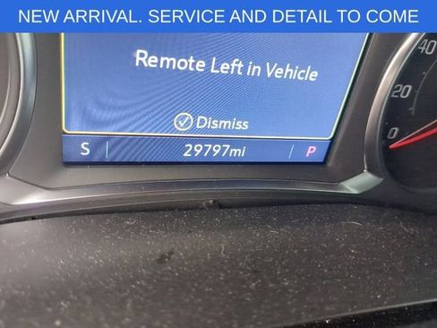 Used 2023 Chevrolet Traverse LT FWD image 2