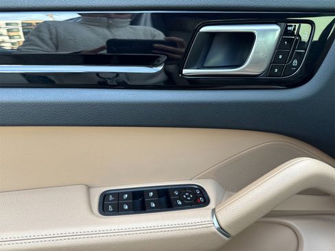 Used 2020 Porsche Cayenne S image 12