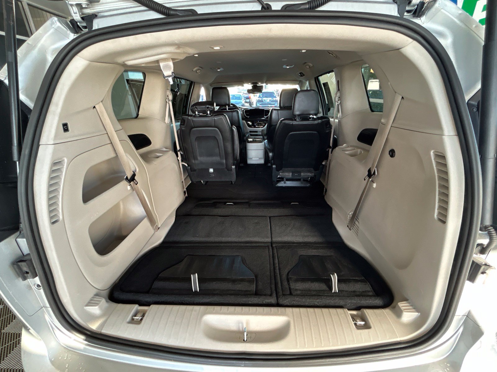 Used 2024 Chrysler Pacifica Touring-L FWD image 12