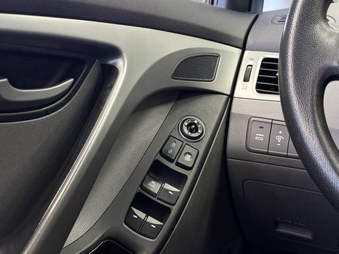 Used 2014 Hyundai Elantra SE FWD image 24
