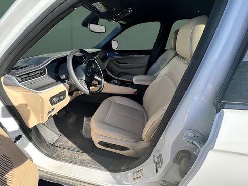 Used 2024 Jeep Grand Cherokee L Limited w/ Black Appearance Package image 4