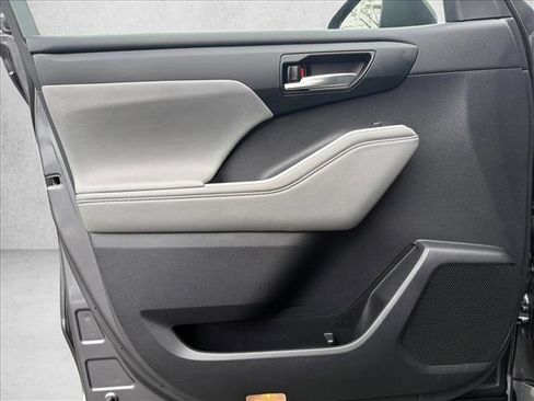 Certified 2022 Toyota Highlander XLE image 10