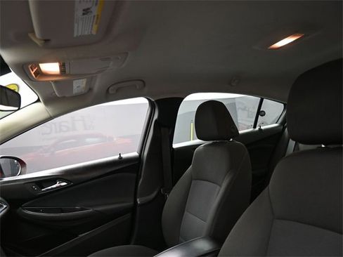 Used 2018 Chevrolet Cruze LT image 10