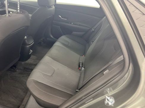 Used 2025 Hyundai Elantra SE FWD image 9