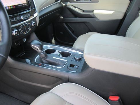 Certified 2023 Chevrolet Traverse Premier FWD image 16
