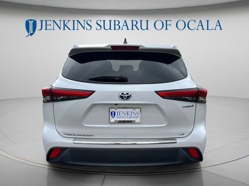 Used 2022 Toyota Highlander LE FWD image 4