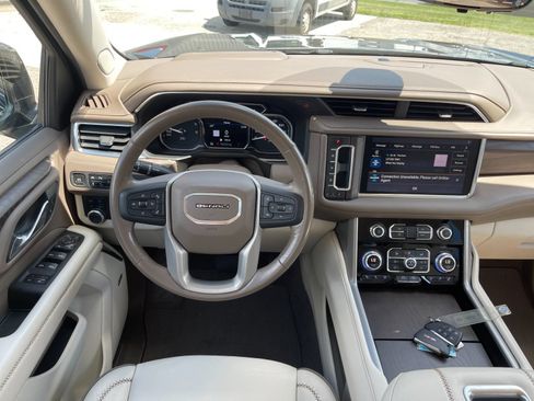 Used 2021 GMC Yukon XL Denali w/ Denali Premium Package AWD/4WD image 16