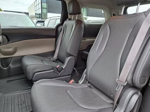 Used 2025 Kia Carnival image 23