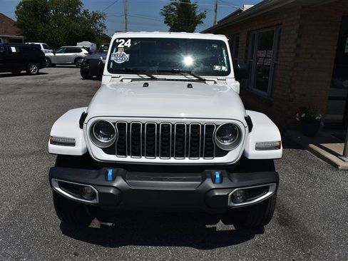Used 2024 Jeep Wrangler Unlimited Sahara w/ Technology Group AWD/4WD image 8
