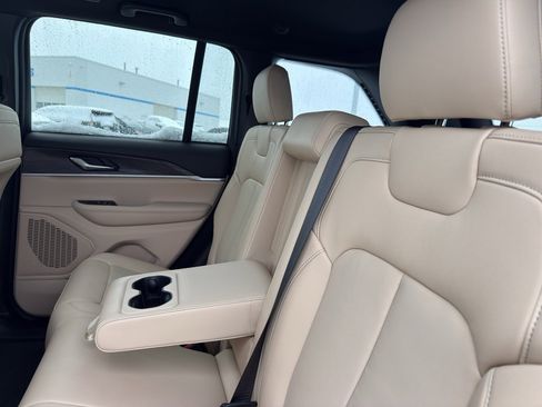 Used 2023 Jeep Grand Cherokee Limited image 34