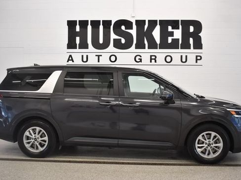 Used 2024 Kia Carnival LX FWD image 2