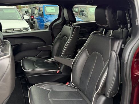 Used 2023 Chrysler Pacifica Limited w/ S Appearance Package FWD image 8