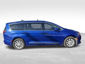 Used 2019 Chrysler Pacifica Touring-L FWD video 2