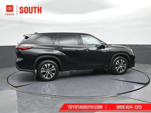 Used 2020 Toyota Highlander XLE AWD/4WD image 3