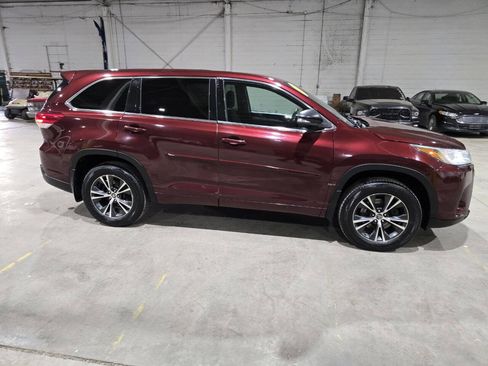Used 2017 Toyota Highlander LE image 16