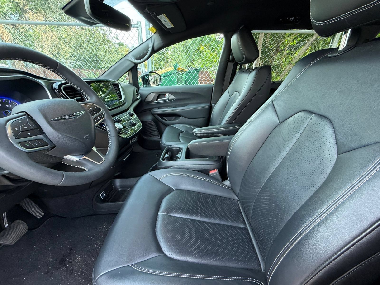 Used 2025 Chrysler Pacifica Select FWD image 28