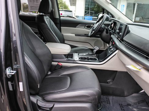 Used 2023 Kia Carnival LX FWD image 16