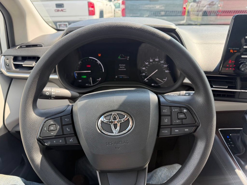 Used 2024 Toyota Sienna LE AWD/4WD image 24