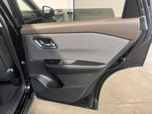 Used 2022 Nissan Rogue SV image 15