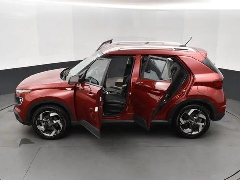 Used 2025 Hyundai Venue Limited FWD image 7