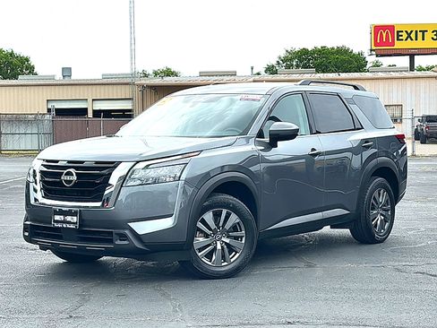 Used 2025 Nissan Pathfinder SV FWD image 2