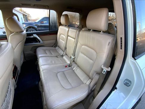 Used 2015 Toyota Land Cruiser image 21