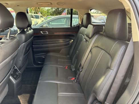 Used 2013 Lincoln MKT AWD image 20