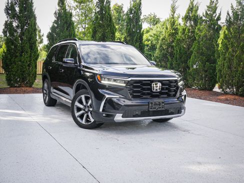 Used 2025 Honda Pilot Touring image 2