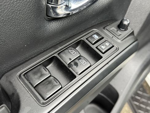 Used 2018 Nissan Titan SV w/ SV Convenience Package image 24