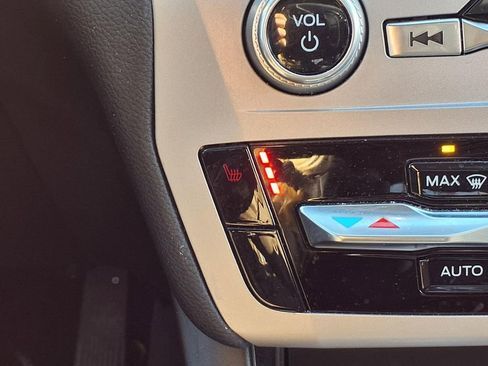 Used 2023 Ford Explorer XLT image 3