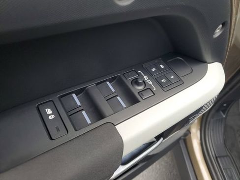 Used 2023 Land Rover Defender 110 SE AWD/4WD image 9
