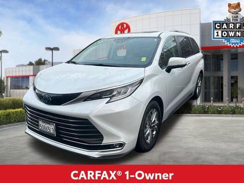 Certified 2022 Toyota Sienna Limited image 2