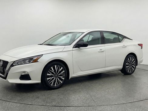 Used 2025 Nissan Altima 2.5 SV FWD image 3