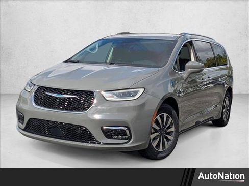 Used 2021 Chrysler Pacifica Touring-L image 1