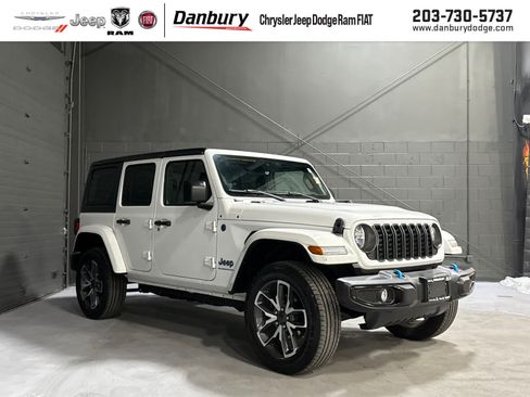 Used 2024 Jeep Wrangler Unlimited w/ Convenience Group AWD/4WD image 1